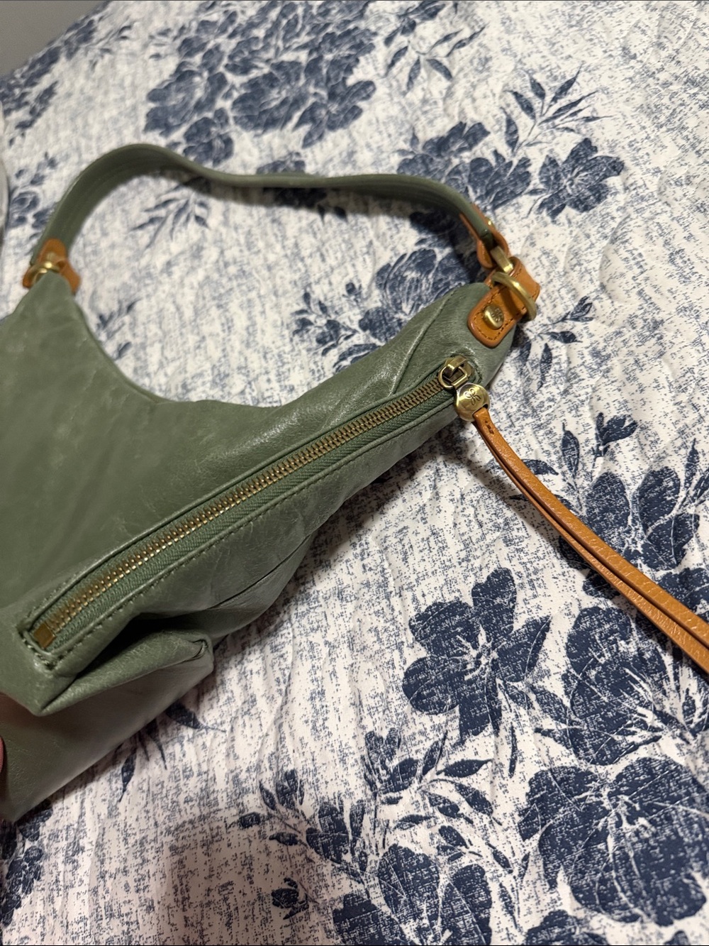 HOBO Olive Green Leather Shoulder Bag with Tan Accent - Picture 2 of 9